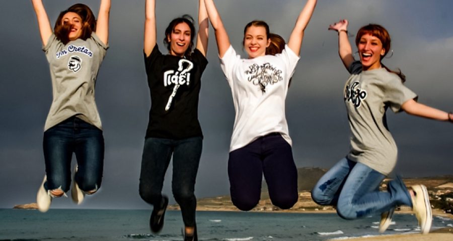 T-shirts με κρητικές λέξεις και φράσεις θα γίνουν must φέτος το καλοκαίρι