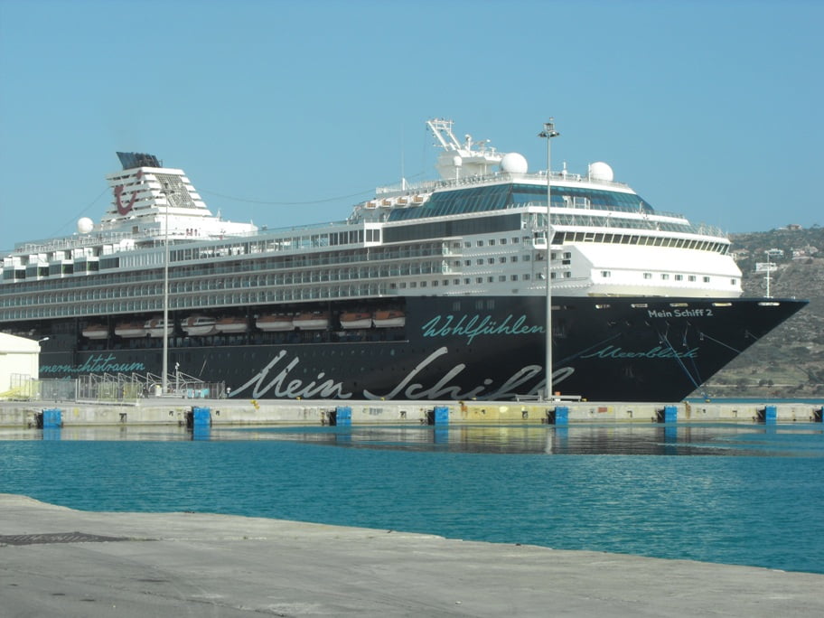 Το κρουαζιερόπλοιο Mein Schiff 2 για πρώτη φορά στο λιμάνι της Σούδας