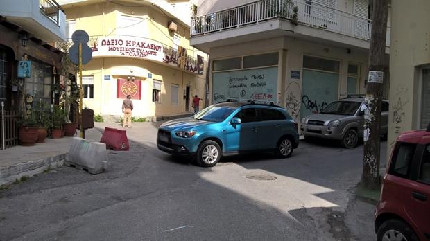 Κυκλοφοριακό κομφούζιο – Δεν έβαλε ταχύτητα,έφυγε το αυτοκίνητο και έκλεισε το δρόμο