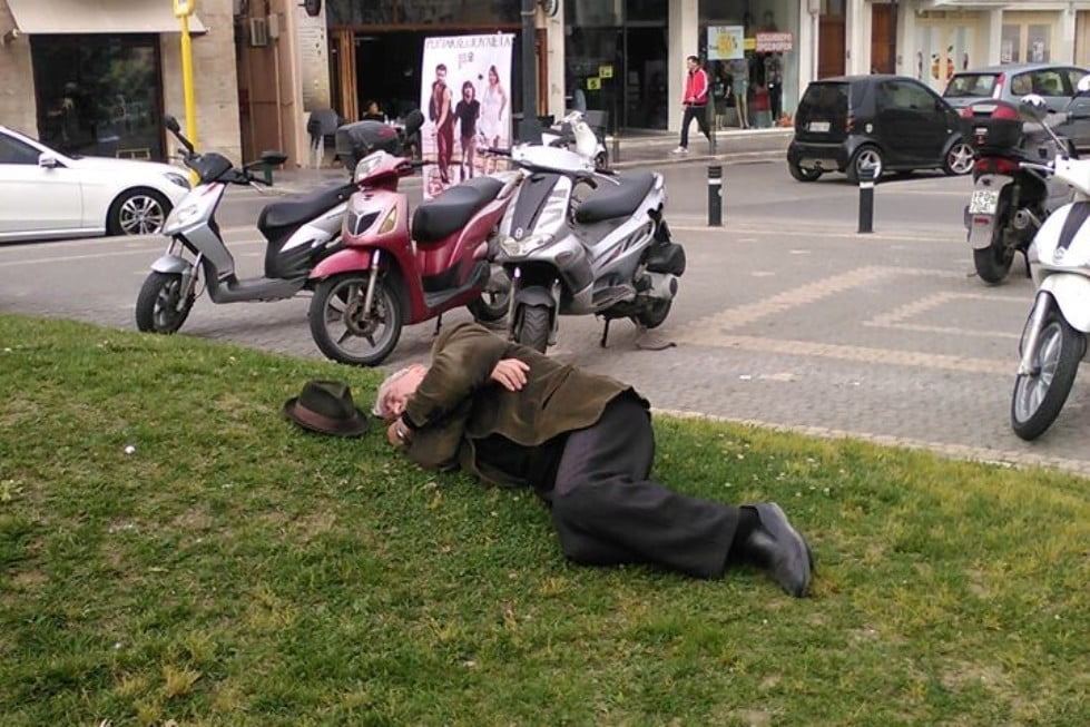 Εικόνα πεσμένου άνδρα σόκαρε τους περαστικούς στο Ρέθυμνο