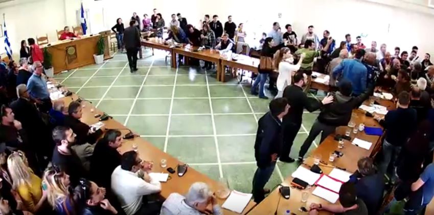 Χαμός στο Δημοτικό Συμβούλιο Χανίων-Διακόπηκε η συνεδρίαση (video)