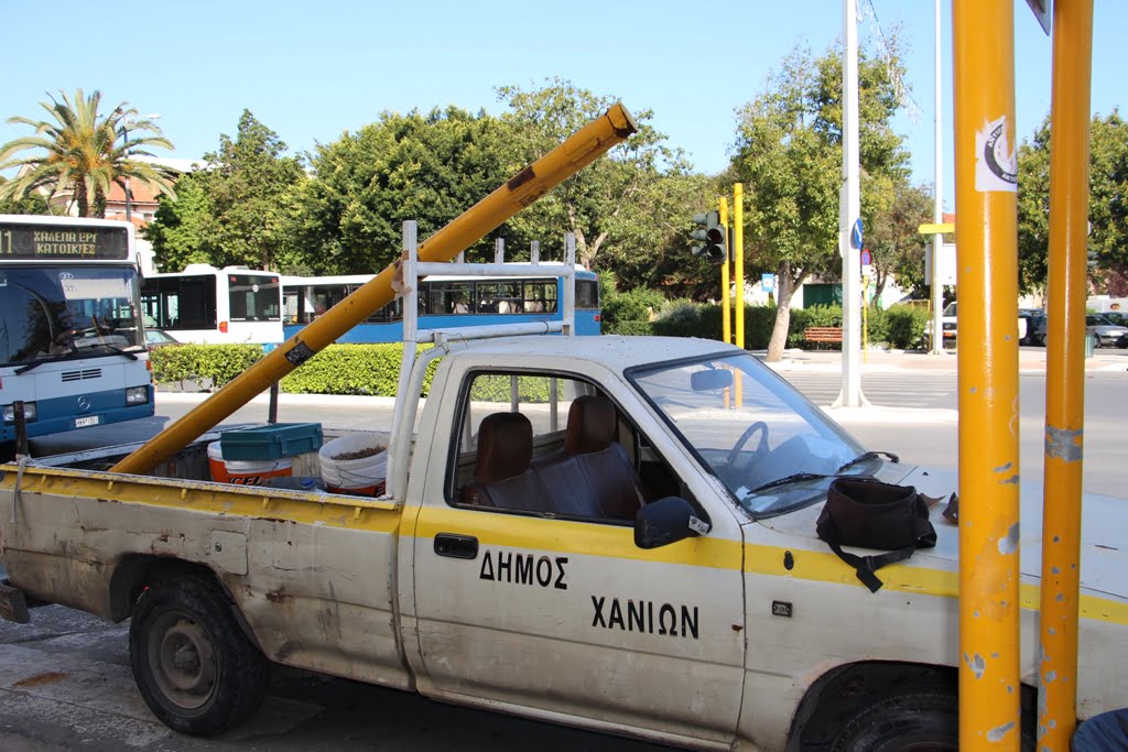 Σε αντικατάσταση κολώνων φωτεινής σηματοδότησης προχωρούν συνεργεία του Δήμου Χανίων (εικόνες)
