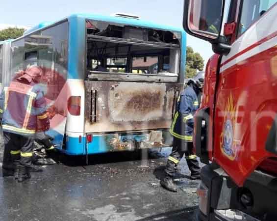 Φωτιά σε λεωφορείο στην καρδιά του Ηρακλείου