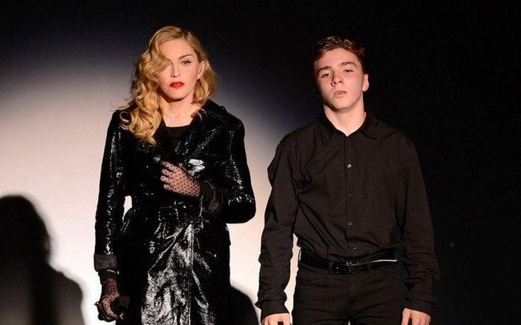 Το παιδί της Μαντόνα ποστάρει: Είμαι γιος μιας σκύλας!