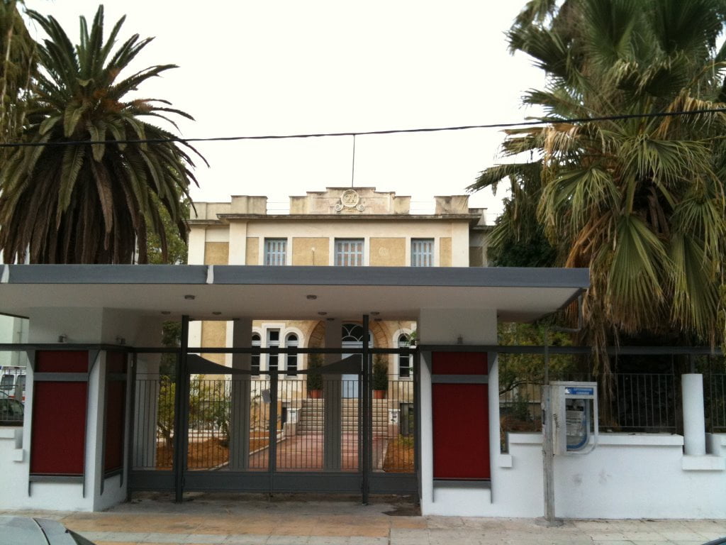 Αμάξι έπεσε πάνω σε στύλο φωτισμού έξω από το Ωδείο Χανίων