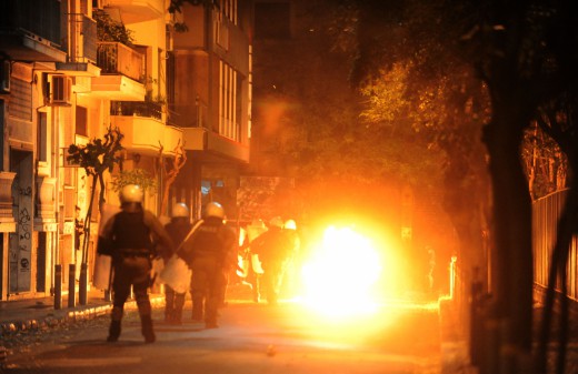 ΤΩΡΑ: Οι πρώτες μολότοφ – Ξεκίνησαν τα επεισόδια στα Εξάρχεια