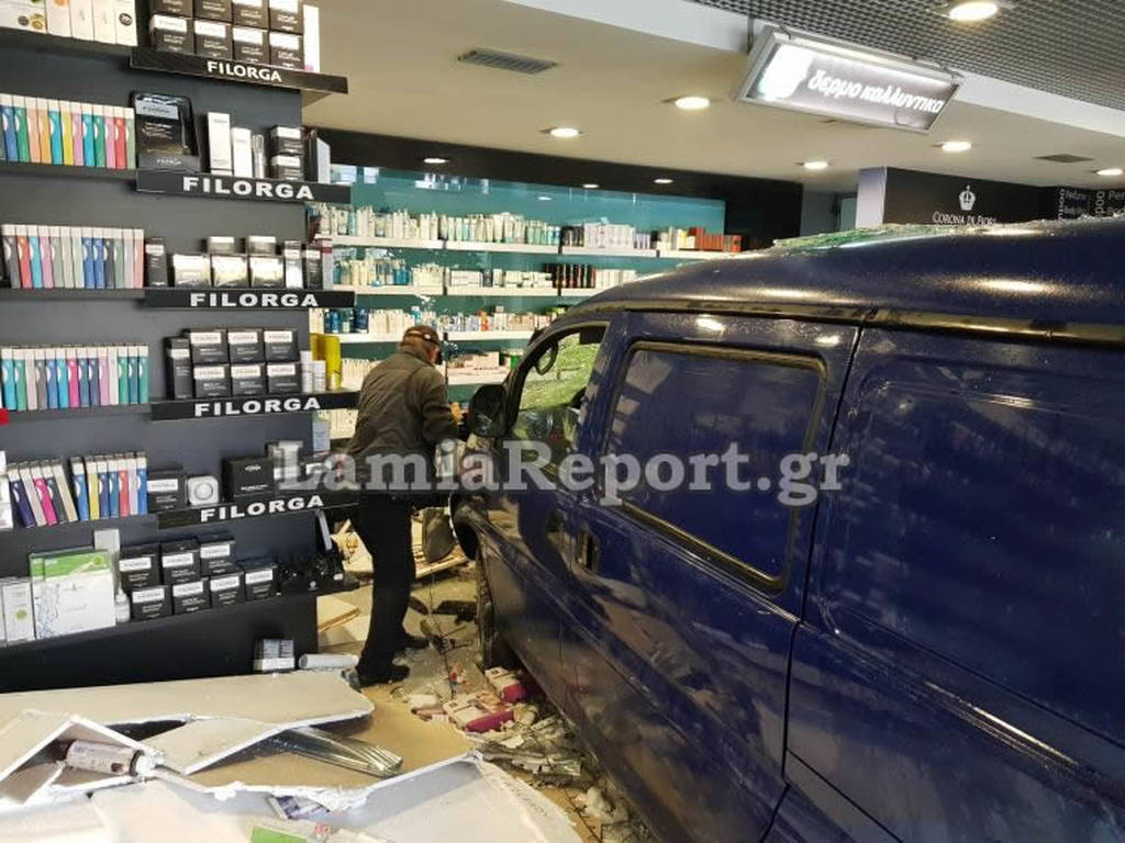 Απίστευτο! Φορτηγάκι σκόρπισε τον πανικό : «Εισέβαλε» σε φαρμακείο και τραυμάτισε γυναίκα (φωτό και βίντεο)