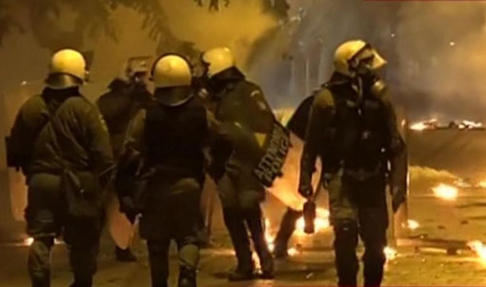 Προπηλάκισαν κορυφαία στελέχη του ΣΥΡΙΖΑ έξω από την πρεσβεία των ΗΠΑ-Βροχή οι μολότοφ στα Εξάρχεια ΤΩΡΑ – Δείτε live εικόνα