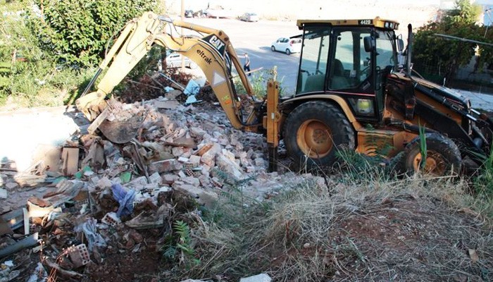 Μπαίνουν οι μπουλντόζες της Τετάρτη στην οδό Μίνωος! Κατεδαφίζουν παράπηγμα, τι θα γίνει με την άστεγη ηλικιωμένη που ζει μέσα…