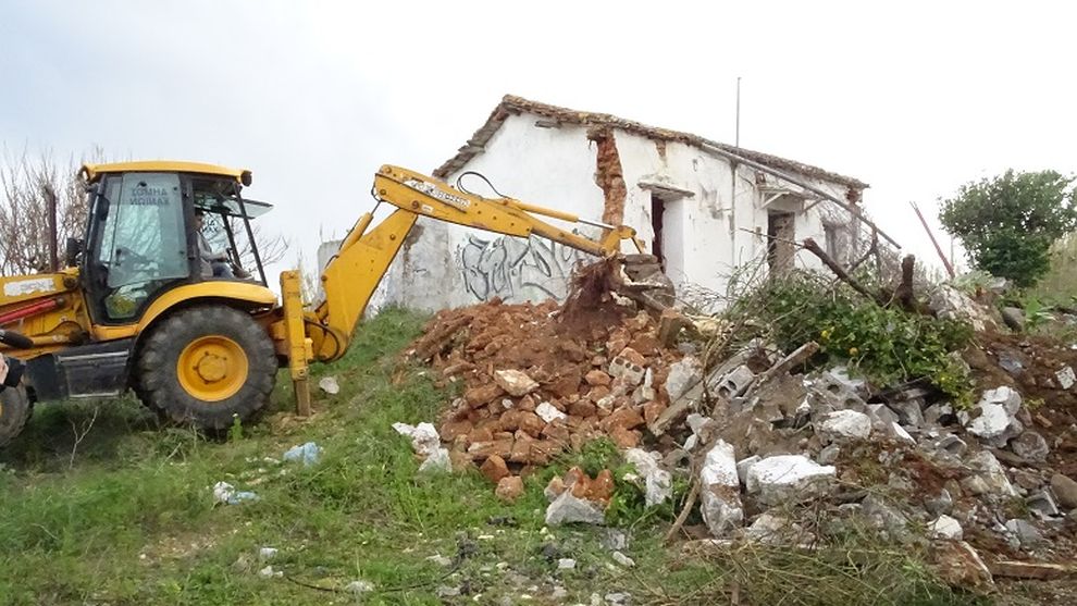 Ξεκίνησε η κατεδάφιση του παραπήγματος στη Μίνωος (pics+vid)