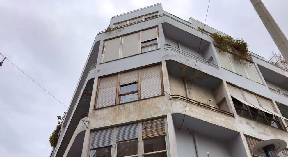 Η ιστορία της «μπλε» πολυκατοικίας στα Εξάρχεια