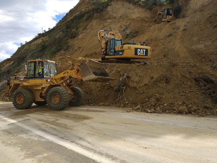 Δουλεύεται ΕΠΙΤΕΛΟΥΣ η καθίζηση του Σταλού στην Εθνική οδό! Εντυπωσιακές εικόνες – Με πολλή προσοχή ξεκίνησε η εκτέλεση των εργασιών (pics+vid)