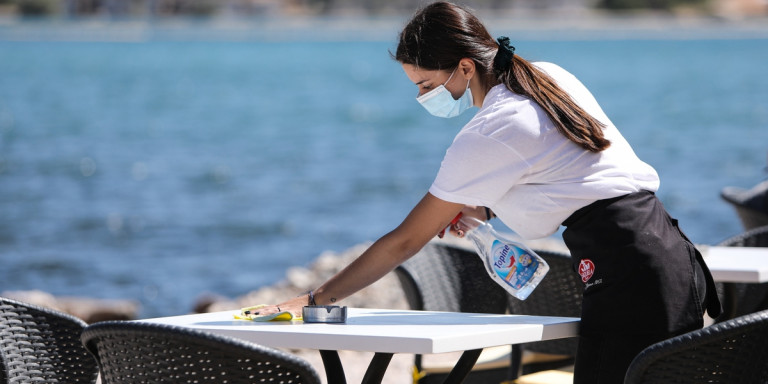 ergazomenoi-estiasi-kafe-kafeteria-estiatorio-estiatoria-katastimata-epidoma-kalokairi-servitora-servitoros Πότε και πως θα ανοίξει εστίαση και λιανεμπόριο