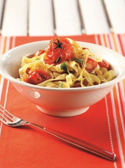 taliateles-me-ntomatakia-kai-vassiliko-1-430x575