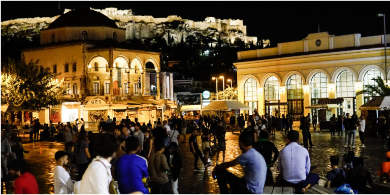 Οι πλατείες της Αθήνας... αναστέναξαν: Συνωστισμός, παρά τα νέα περιοριστικά μέτρα (Pics)