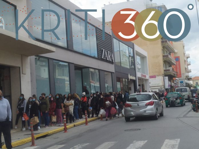 Ουρά χιλιομέτρου έξω από καταστήματα ρούχων στα Χανιά (Pics)