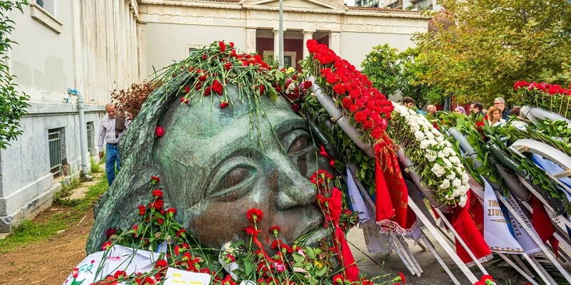 17-noemvri-polytechneio-se-poion-anikei-i-kefali-poy-afinoyn-loyloydia-stin-epeteio-1140x570