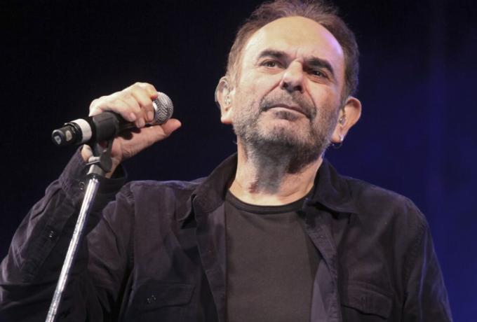 Δέκα χρόνια χωρίς τον Σάκη Μπουλά – Είχε κεράσει τους φίλους του στην κηδεία του αφήνοντας 1.000 ευρώ φιλοδώρημα