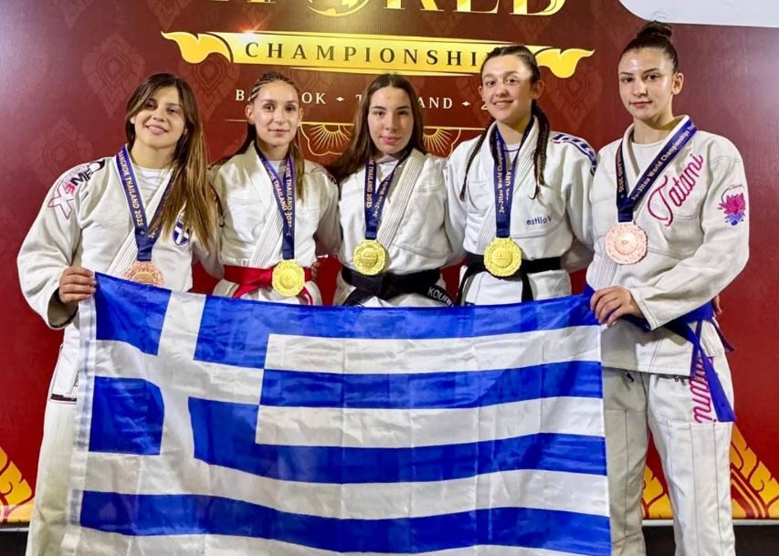 tailandi Η Χρυσή Γιακουμάκη στη μέση της εικόνας