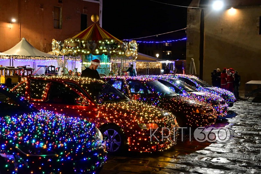 Χανιά | Εντυπωσιακά λαμπιόνια σε … 4 τροχούς! – Πρωτότυπη ιδέα και εορταστική διάθεση στο λιμάνι | Εικόνες και Βίντεο