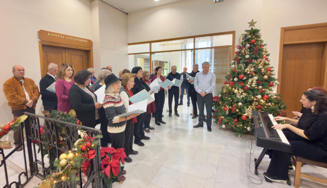 Ηράκλειο | Tα κάλαντα της Πρωτοχρονιάς από τη χορωδία «Ιωνία Αηδών» στoν Περιφερειάρχη Κρήτης