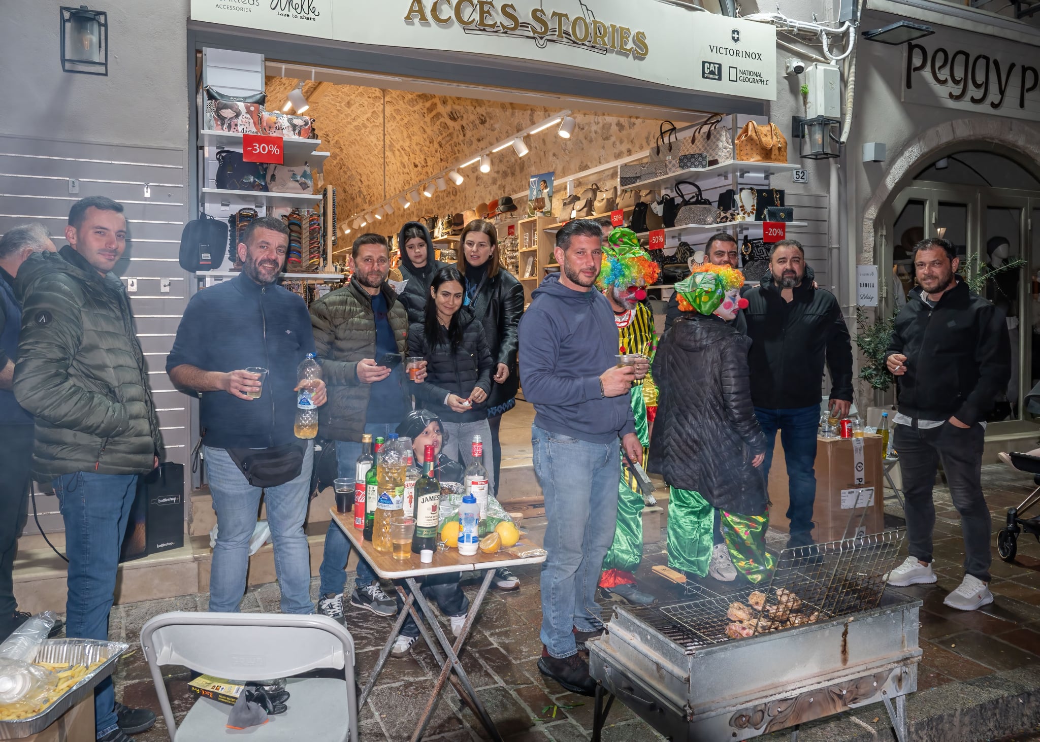 Κρήτη | Το Ρέθυμνο τσίκνισε με τους τυμπανιστές να ξεσηκώνουν την πόλη – Το αποκριάτικο πρόγραμμα των επόμενων ημερών