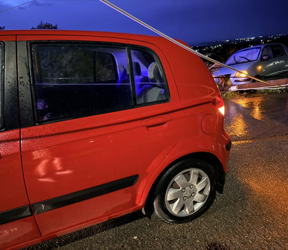 Χανιά | Αυτοκίνητο έπεσε σε στύλο – Τροχαίο ατύχημα μες στη βροχή