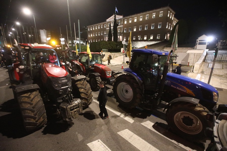 Oι αγρότες στην Αθήνα: Στην πλατεία Συντάγματος τα τρακτέρ – Και Χανιώτες στο συλλαλητήριο | Εικόνες