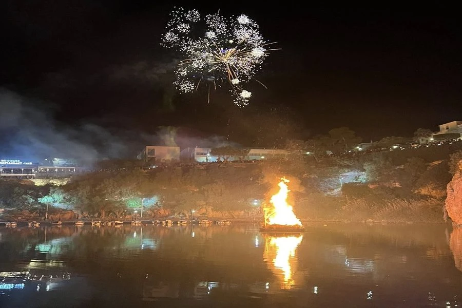 Άγιος Νικόλαος: Φαντασμαγορική Ανάσταση στη Λίμνη – Το «κάψιμο του Ιούδα» που μάγεψε χιλιάδες πιστούς